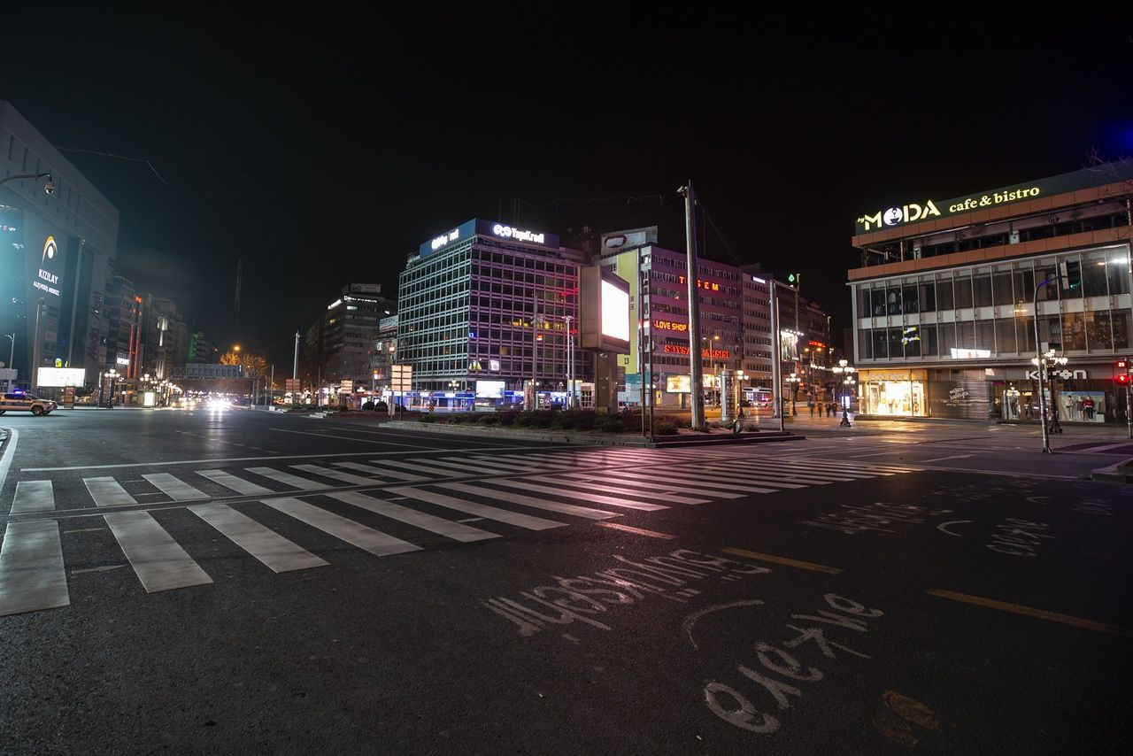 Binlerce kişiyi ağırlayan meydanlar sessiz... - Sayfa 53