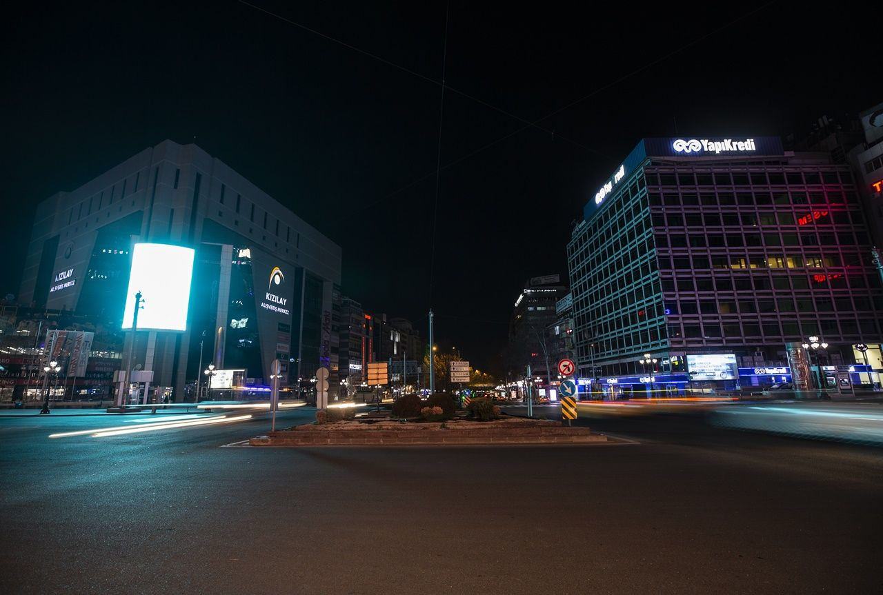 Binlerce kişiyi ağırlayan meydanlar sessiz... - Sayfa 54