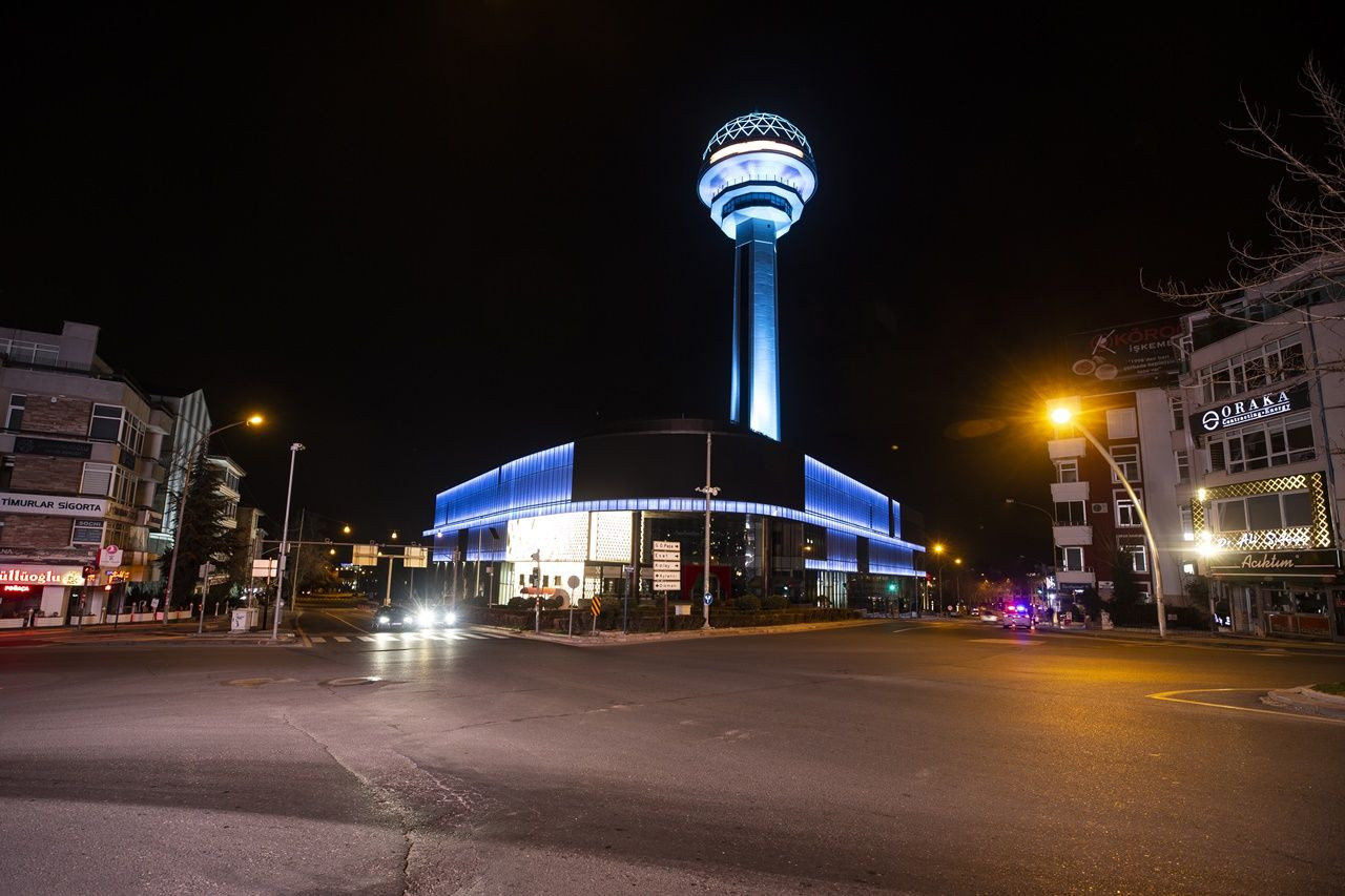 Binlerce kişiyi ağırlayan meydanlar sessiz... - Sayfa 56