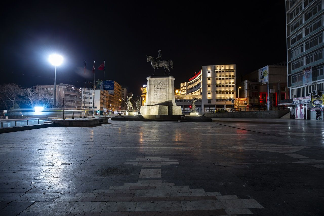 Binlerce kişiyi ağırlayan meydanlar sessiz... - Sayfa 57