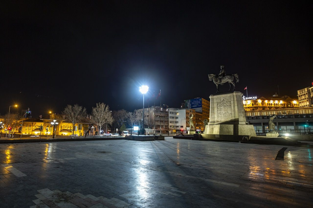 Binlerce kişiyi ağırlayan meydanlar sessiz... - Sayfa 58