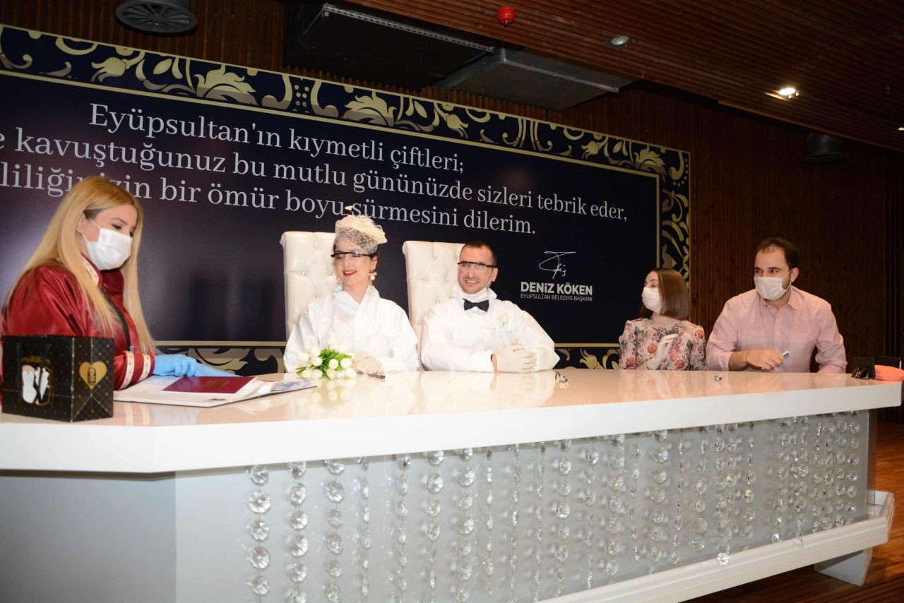 Koronavirüse karşı tulumlu nikah töreni - Sayfa 7