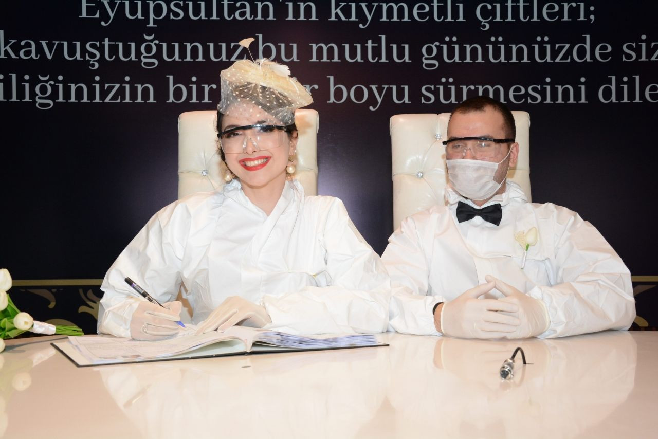 Koronavirüse karşı tulumlu nikah töreni - Sayfa 5