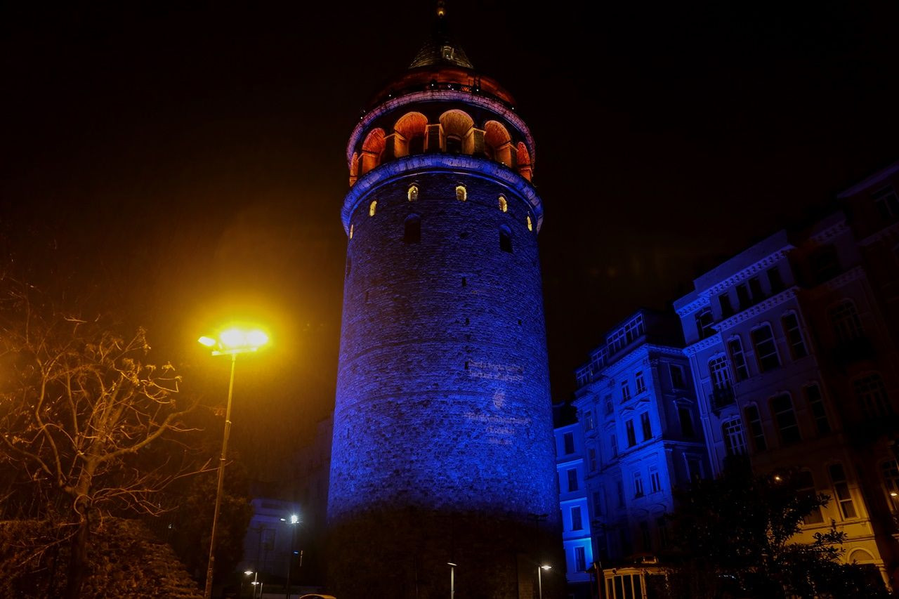 İstanbul'un simgeleri Otizm için maviye büründü... - Sayfa 11