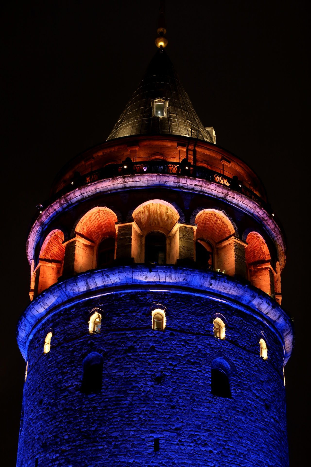 İstanbul'un simgeleri Otizm için maviye büründü... - Sayfa 14