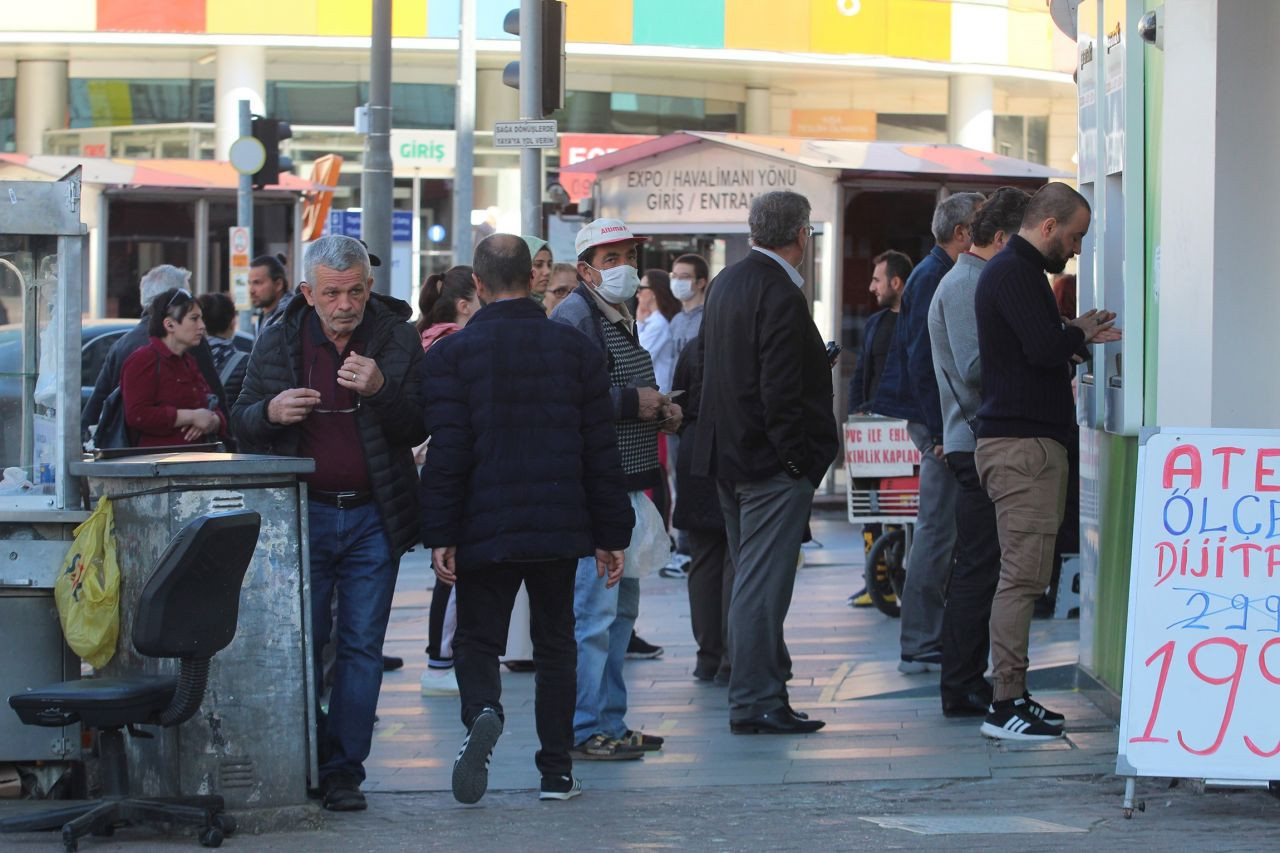 Genci yaşlısı sokakta... Antalya’ya uyarı: Koronavirüs sıcakta da yayılıyor - Sayfa 8