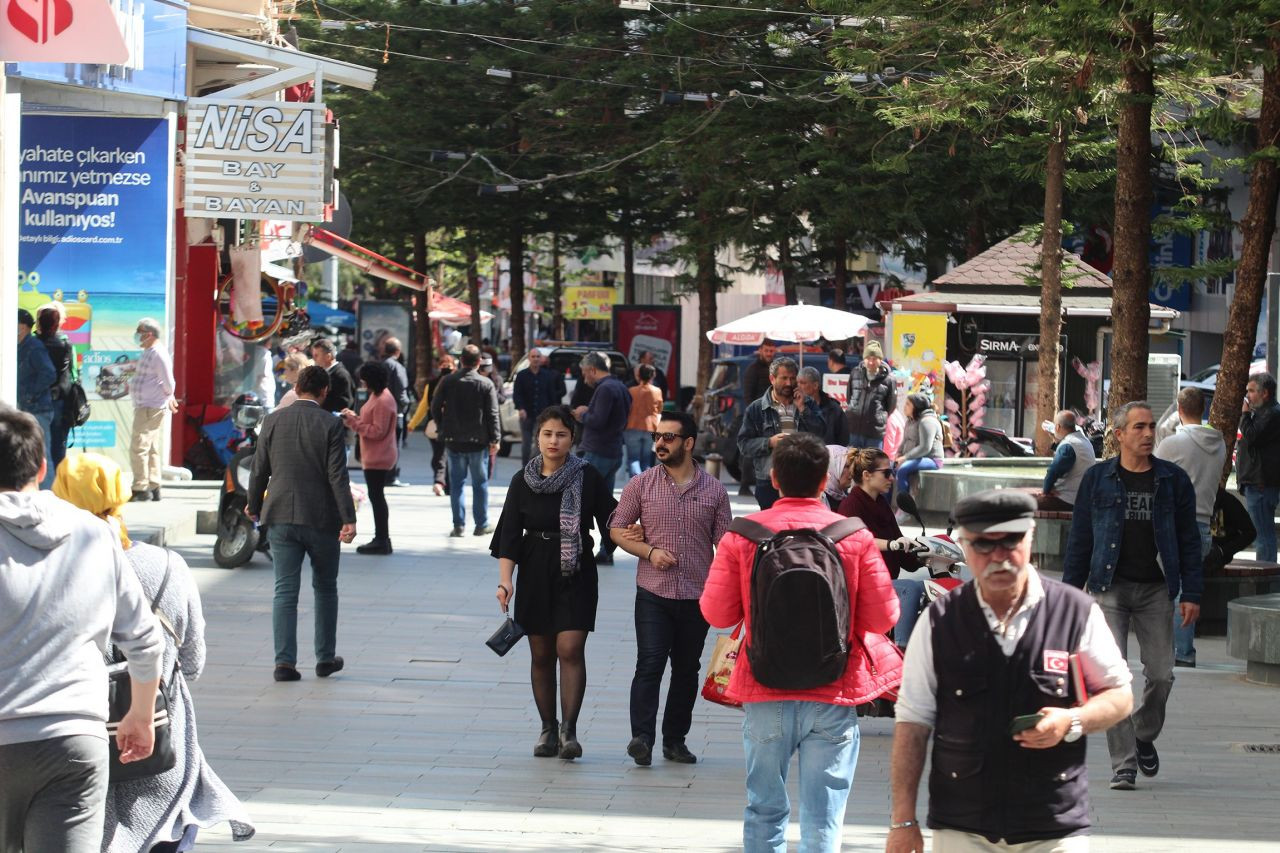 Genci yaşlısı sokakta... Antalya’ya uyarı: Koronavirüs sıcakta da yayılıyor - Sayfa 10
