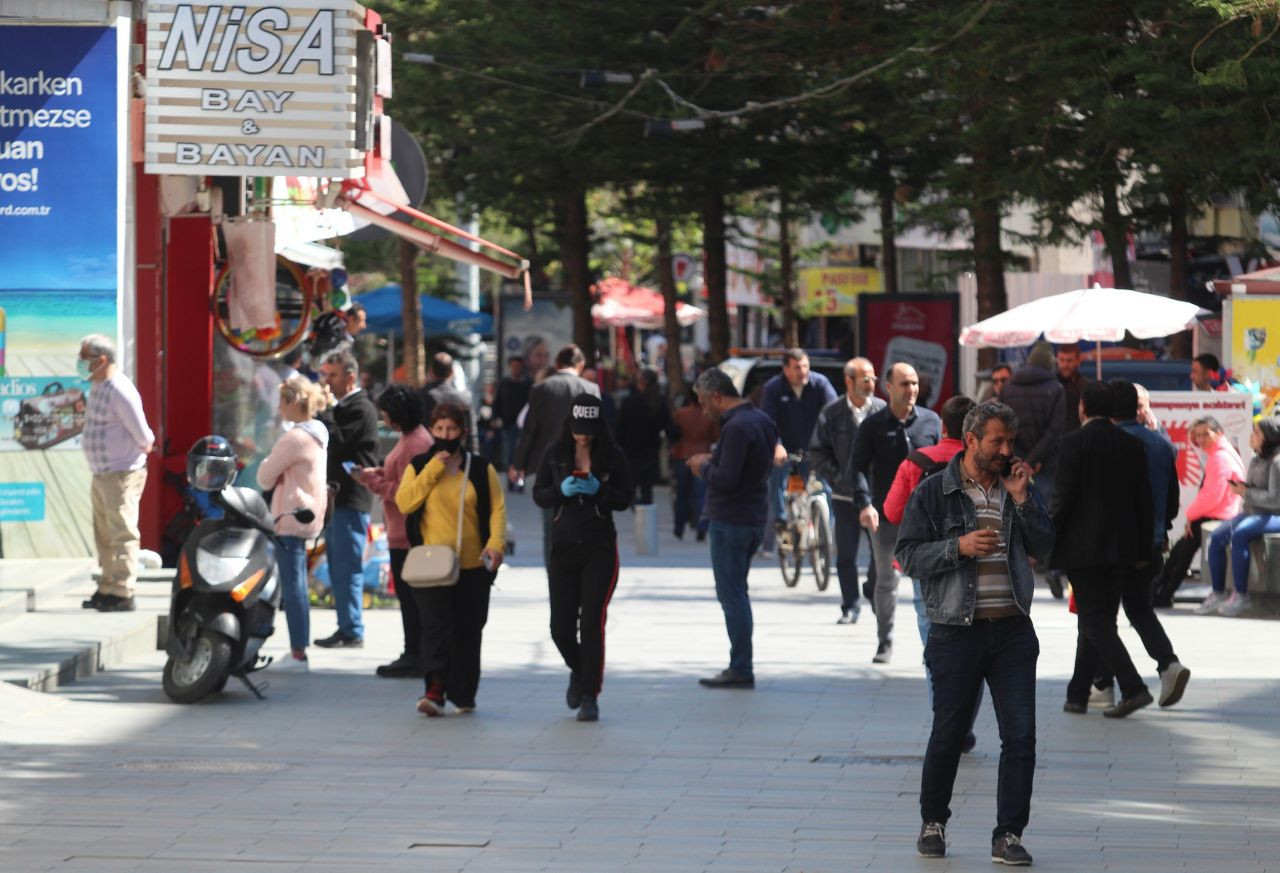 Genci yaşlısı sokakta... Antalya’ya uyarı: Koronavirüs sıcakta da yayılıyor - Sayfa 11