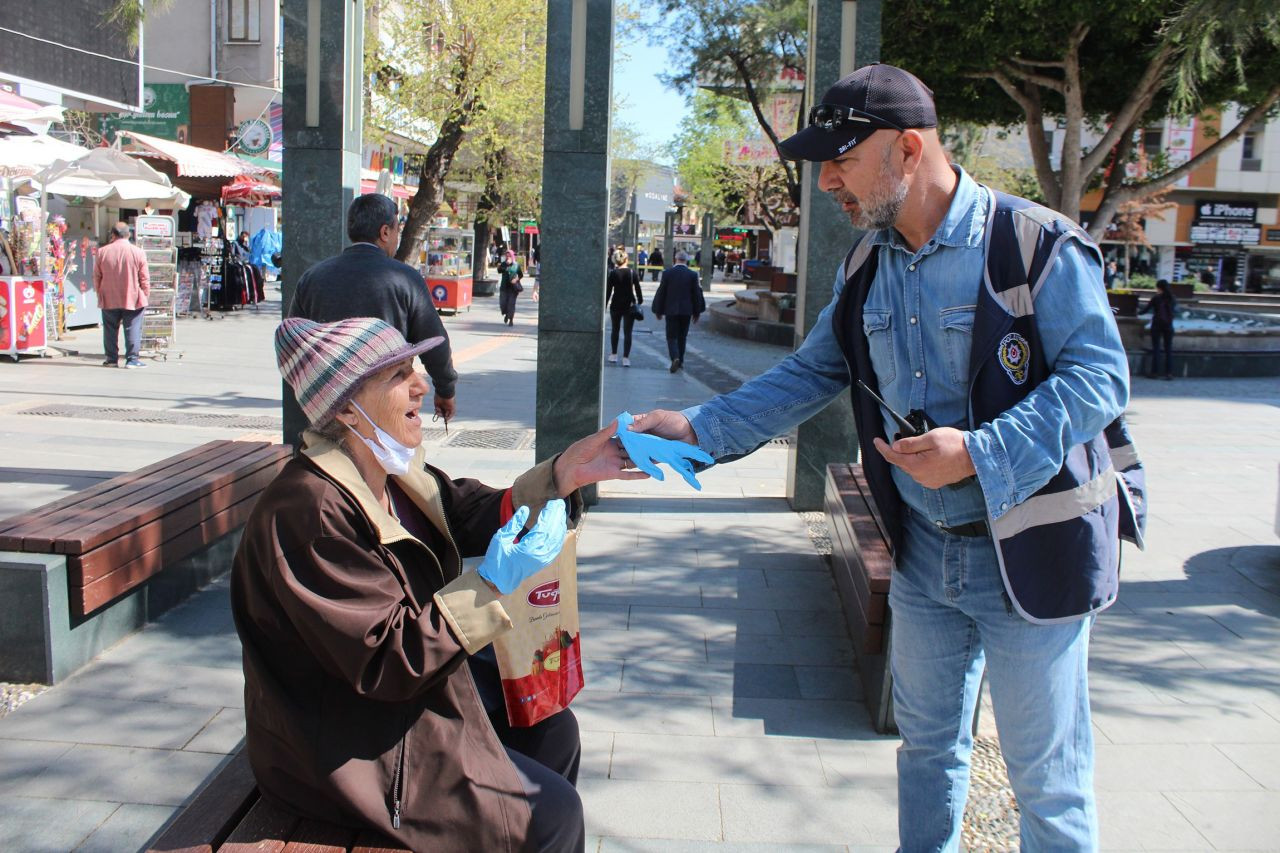 Genci yaşlısı sokakta... Antalya’ya uyarı: Koronavirüs sıcakta da yayılıyor - Sayfa 6