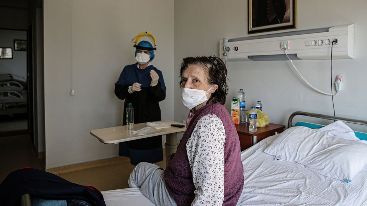 Son dakika... İstanbul Cerrahpaşa Tıp Fakültesi'nde koronavirüsü yenen hastalar görüntülendi - Sayfa 11