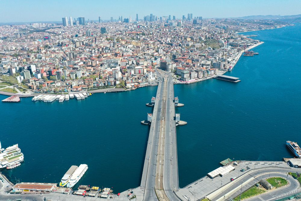 Sokakları bomboş pırıl pırıl İstanbul - Sayfa 18