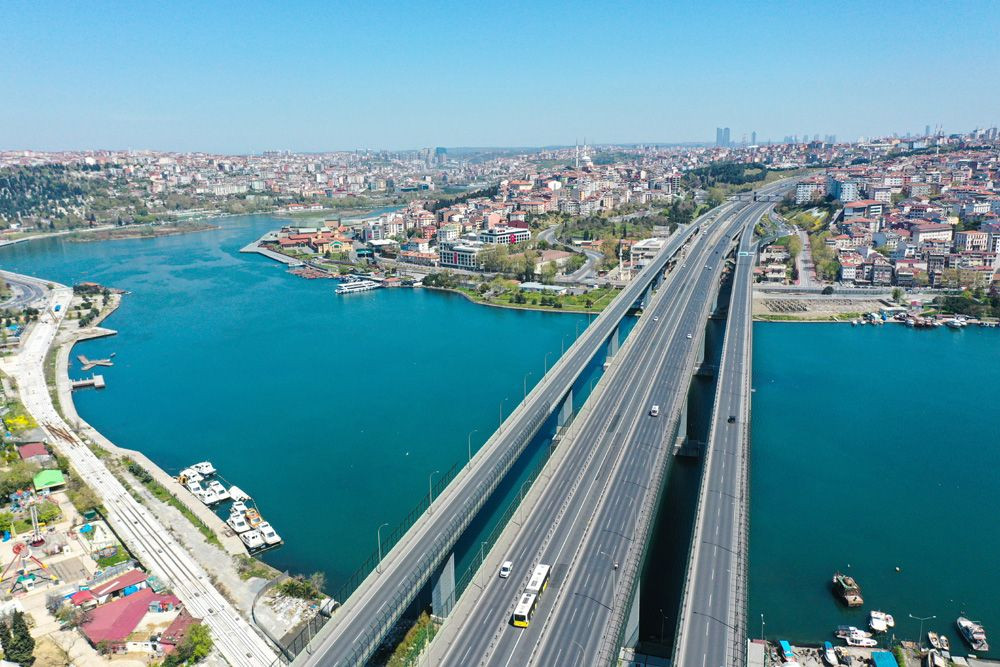 Sokakları bomboş pırıl pırıl İstanbul - Sayfa 22