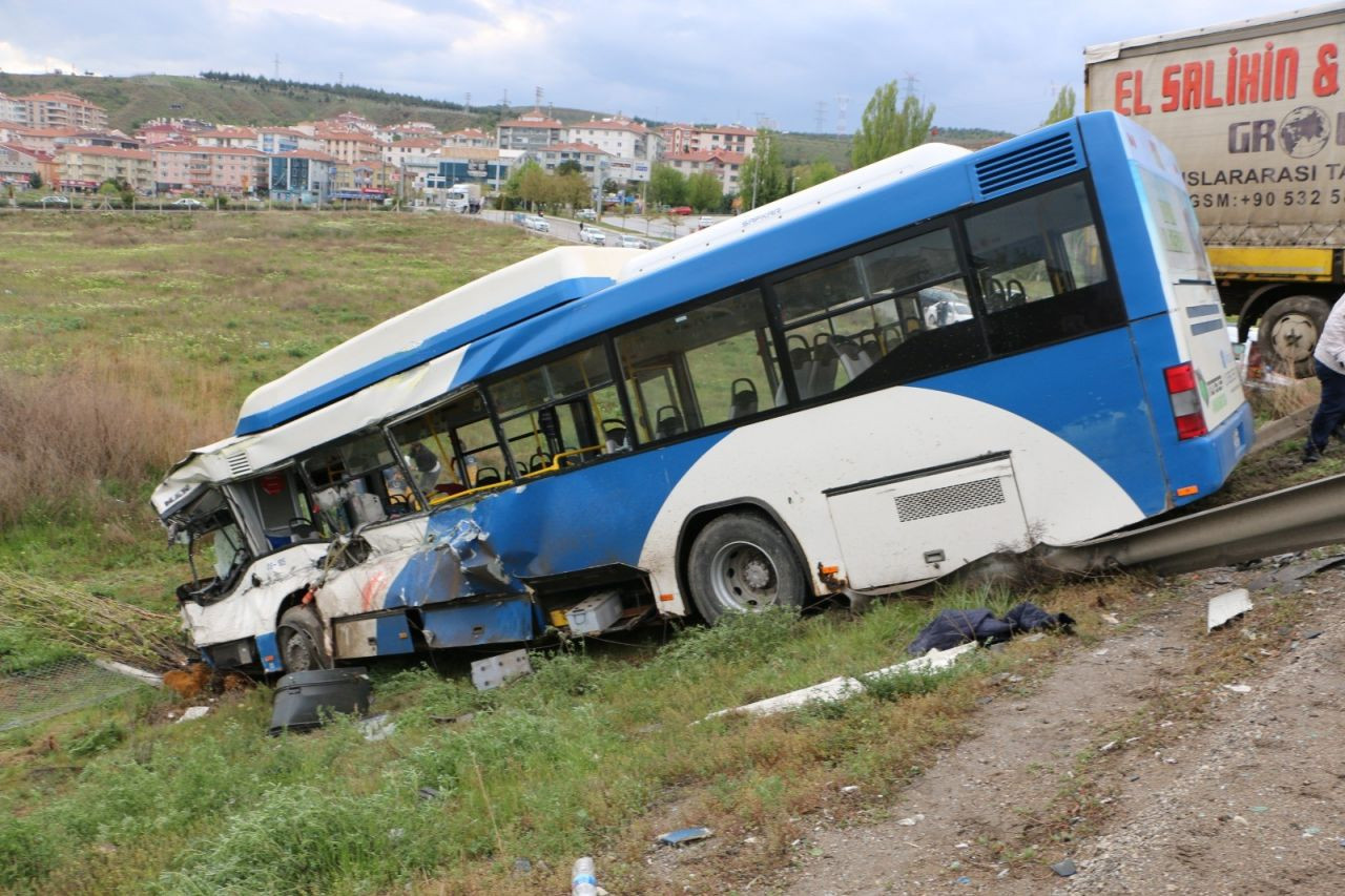 Başkent'te korkunç olay! TIR ile otobüs çarpıştı: Çok sayıda yaralı var - Sayfa 15