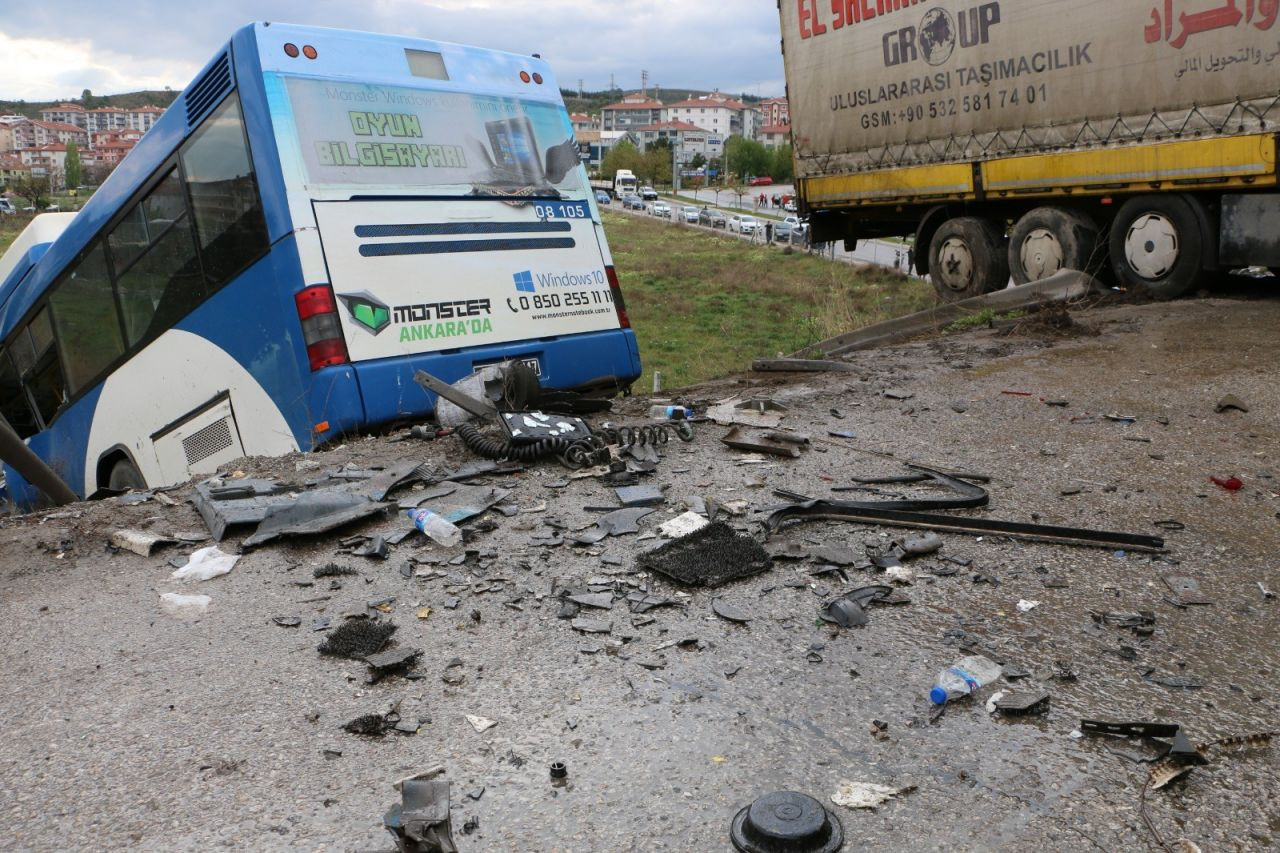 Başkent'te korkunç olay! TIR ile otobüs çarpıştı: Çok sayıda yaralı var - Sayfa 16