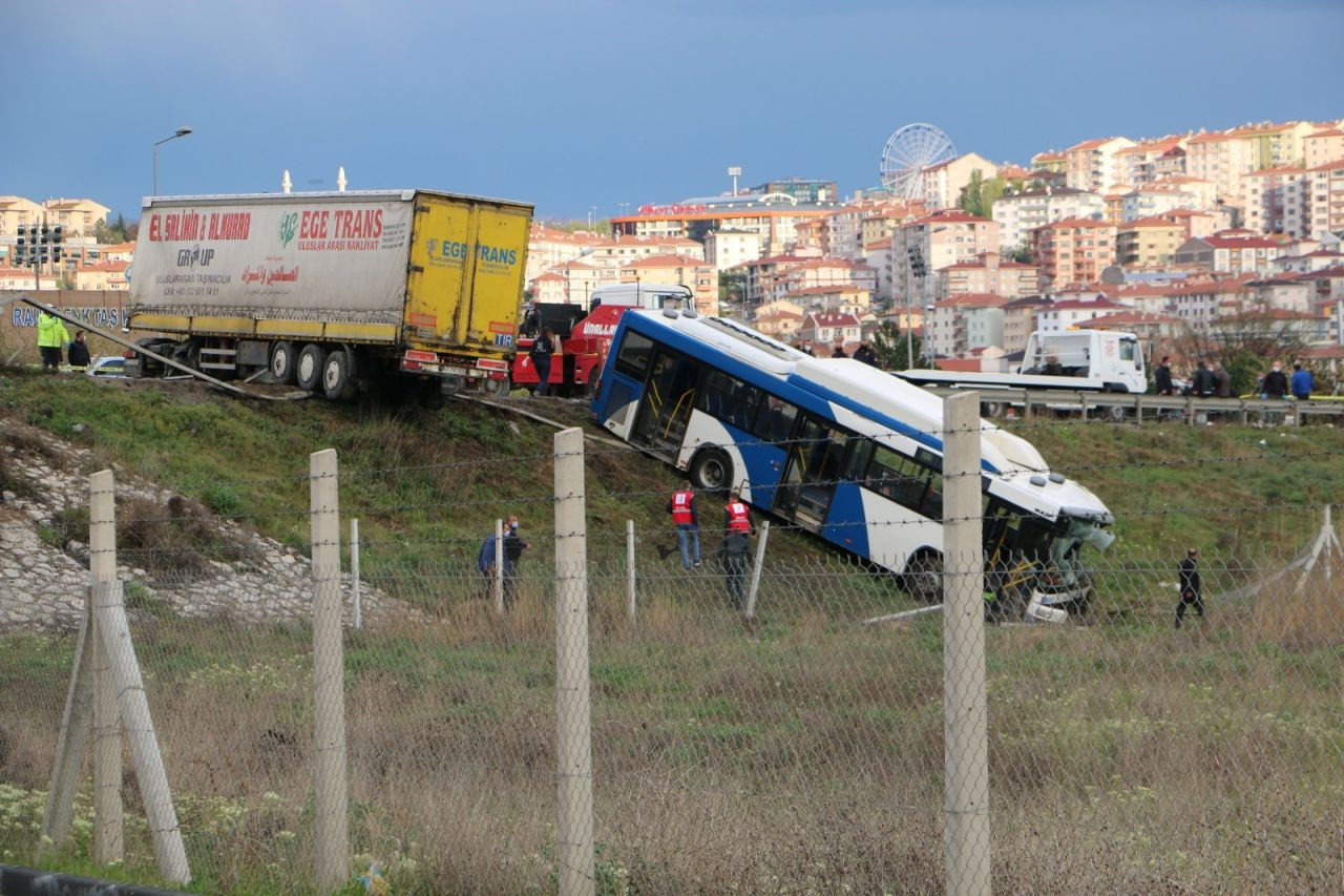 Başkent'te korkunç olay! TIR ile otobüs çarpıştı: Çok sayıda yaralı var - Sayfa 5