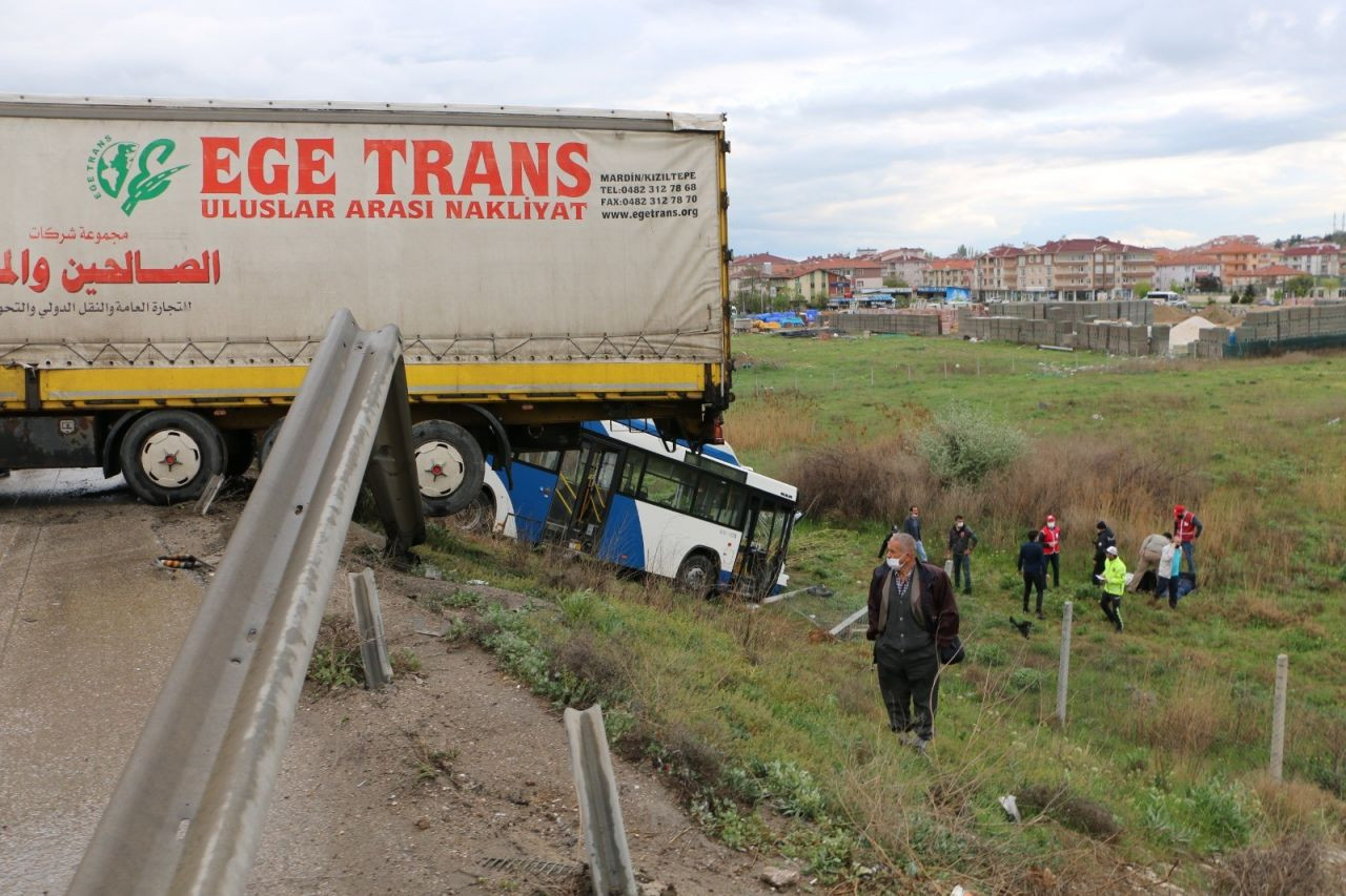 Başkent'te korkunç olay! TIR ile otobüs çarpıştı: Çok sayıda yaralı var - Sayfa 8