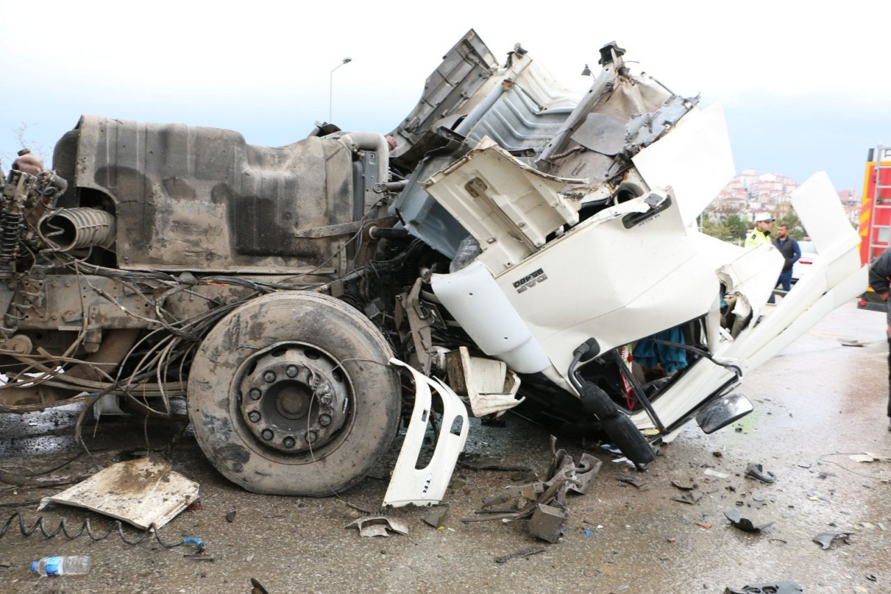 Başkent'te korkunç olay! TIR ile otobüs çarpıştı: Çok sayıda yaralı var - Sayfa 9
