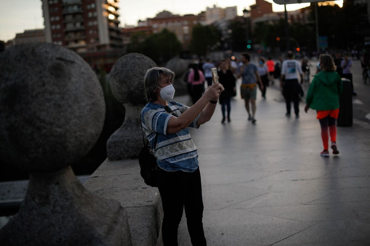 İspanya'da ölü sayısı 25 bini aştı! Haftalar sonra sokak izni verilince insanlar sokaklara akın etti - Sayfa 11