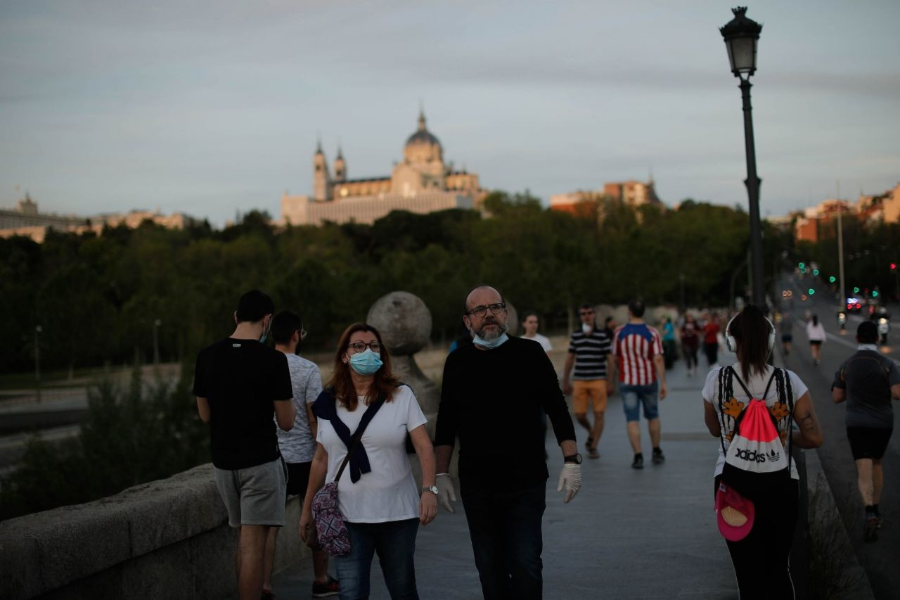 İspanya'da ölü sayısı 25 bini aştı! Haftalar sonra sokak izni verilince insanlar sokaklara akın etti - Sayfa 13