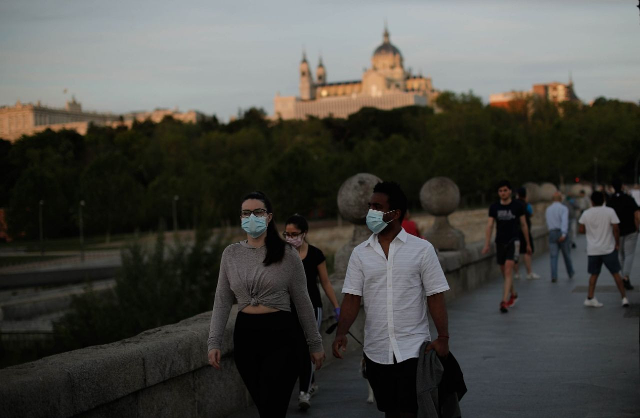 İspanya'da ölü sayısı 25 bini aştı! Haftalar sonra sokak izni verilince insanlar sokaklara akın etti - Sayfa 16