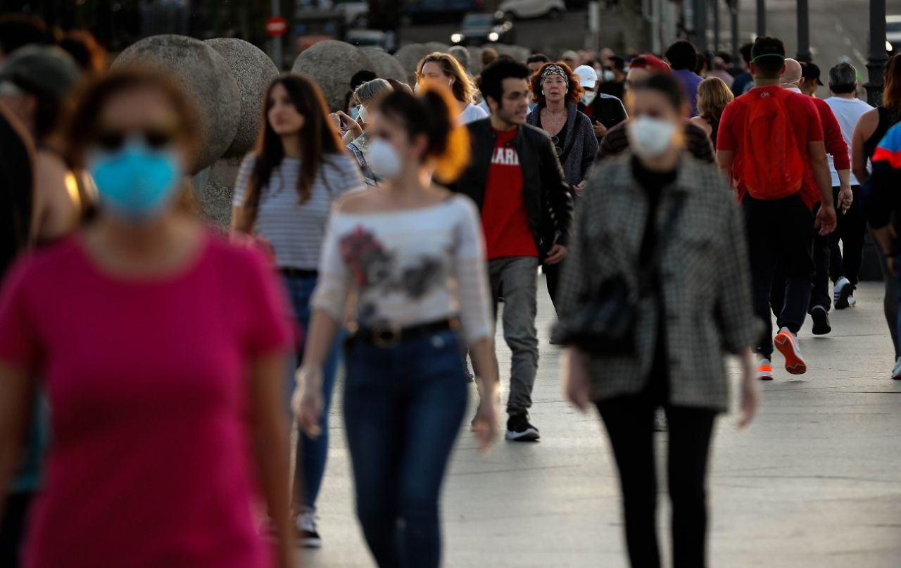 İspanya'da ölü sayısı 25 bini aştı! Haftalar sonra sokak izni verilince insanlar sokaklara akın etti - Sayfa 18