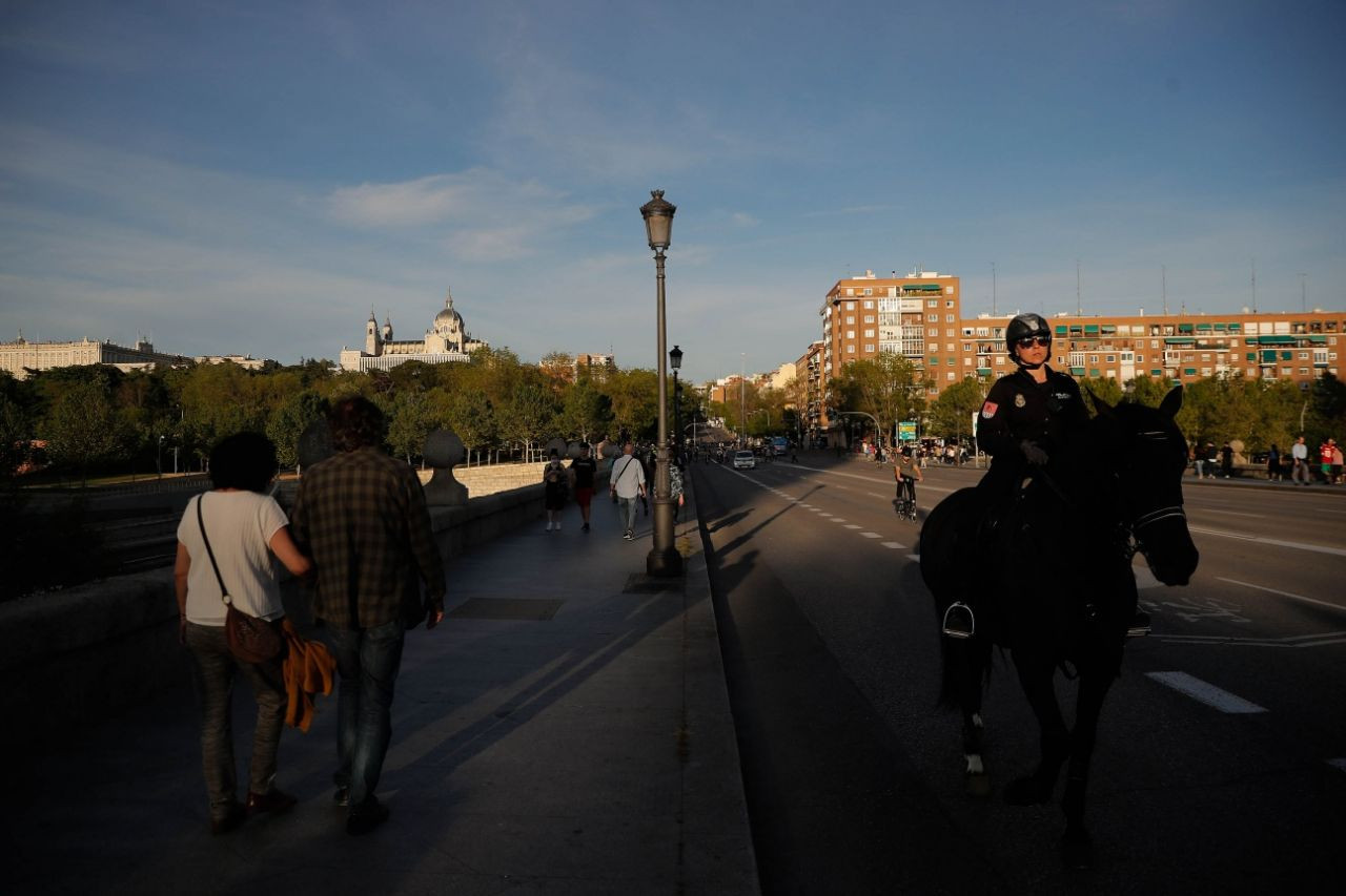 İspanya'da ölü sayısı 25 bini aştı! Haftalar sonra sokak izni verilince insanlar sokaklara akın etti - Sayfa 22