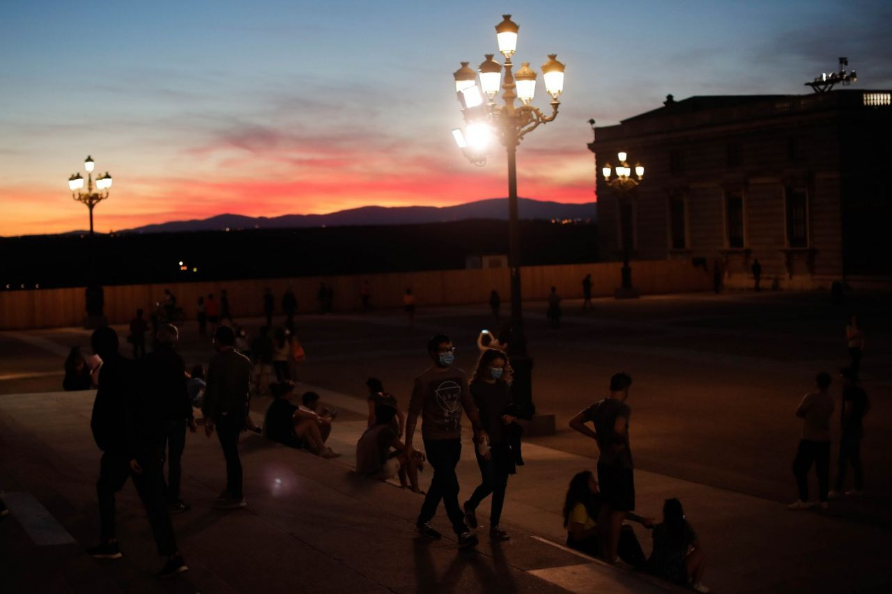 İspanya'da ölü sayısı 25 bini aştı! Haftalar sonra sokak izni verilince insanlar sokaklara akın etti - Sayfa 25