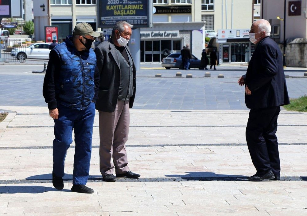 Yaşlılardan sosyal mesafeli selam! Haftalar sonra ilk kez görüştüler - Sayfa 13