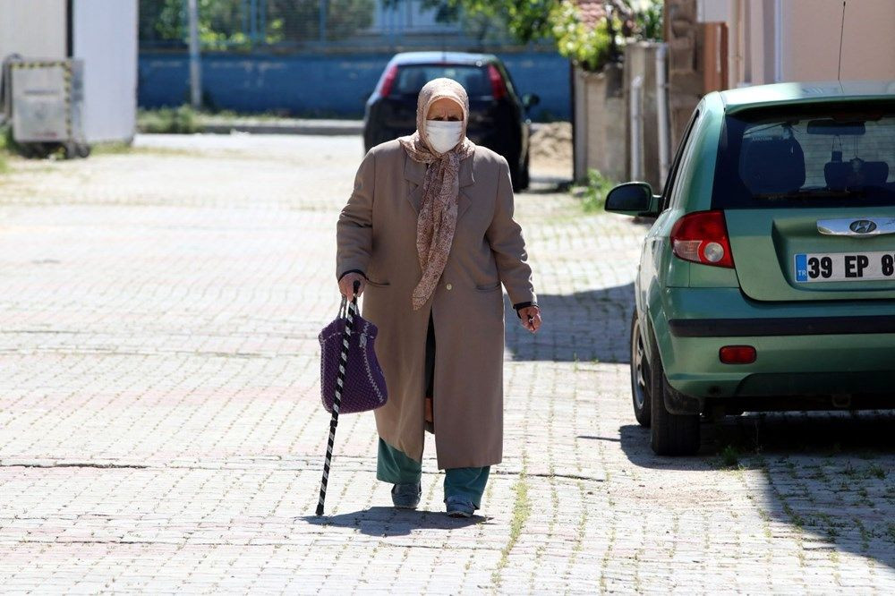 Yaşlılardan sosyal mesafeli selam! Haftalar sonra ilk kez görüştüler - Sayfa 6