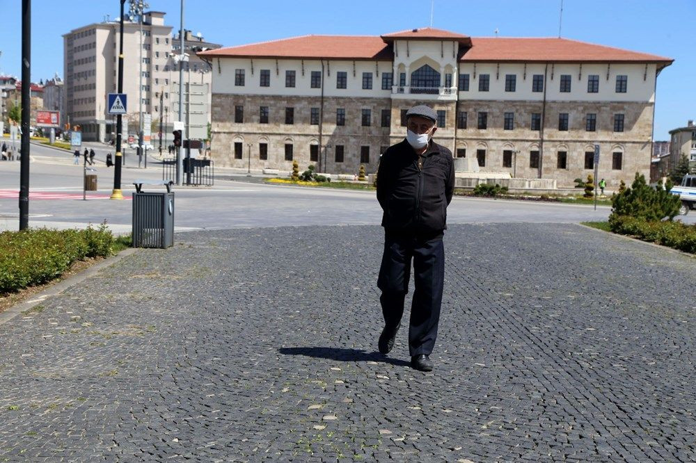 Yaşlılardan sosyal mesafeli selam! Haftalar sonra ilk kez görüştüler - Sayfa 17