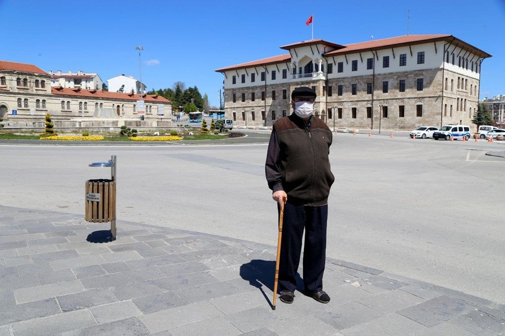 Yaşlılardan sosyal mesafeli selam! Haftalar sonra ilk kez görüştüler - Sayfa 16