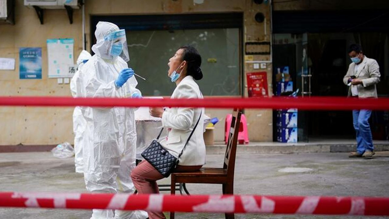 Son dakika... Vuhan'da 2. dalga şüphesi harekete geçirdi! Milyonlarca kişi sıraya girdi - Sayfa 10