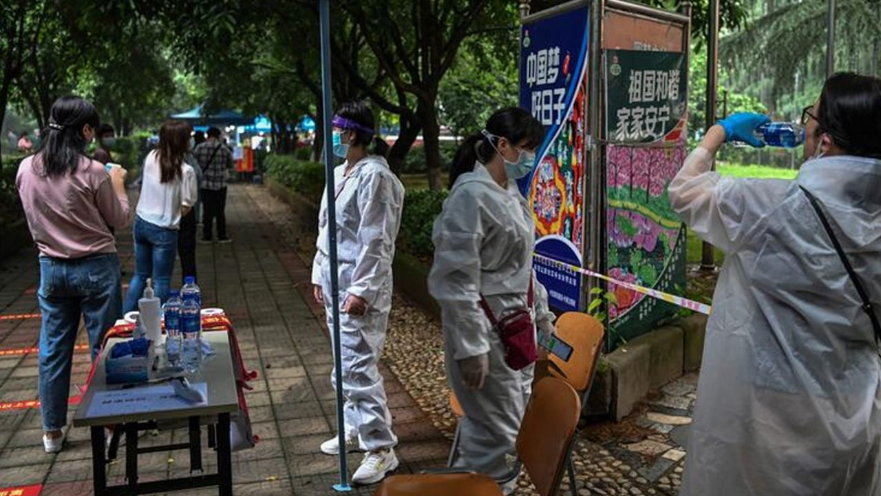 Son dakika... Vuhan'da 2. dalga şüphesi harekete geçirdi! Milyonlarca kişi sıraya girdi - Sayfa 5