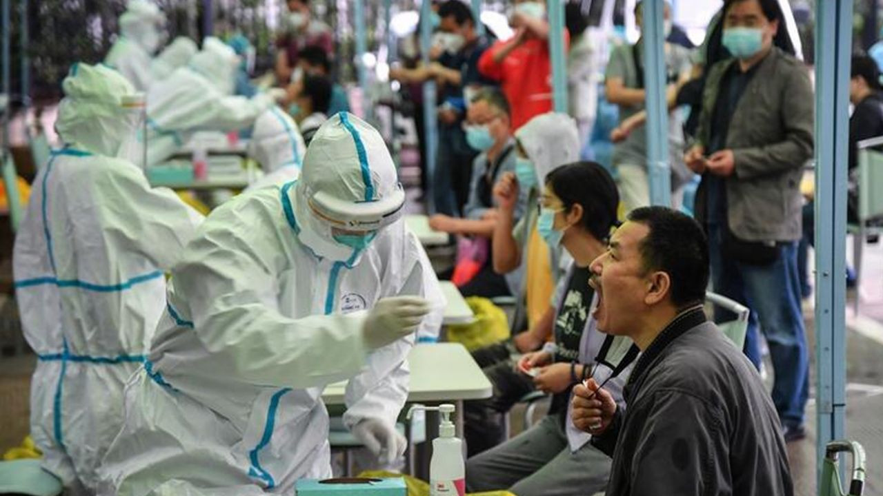 Son dakika... Vuhan'da 2. dalga şüphesi harekete geçirdi! Milyonlarca kişi sıraya girdi - Sayfa 8