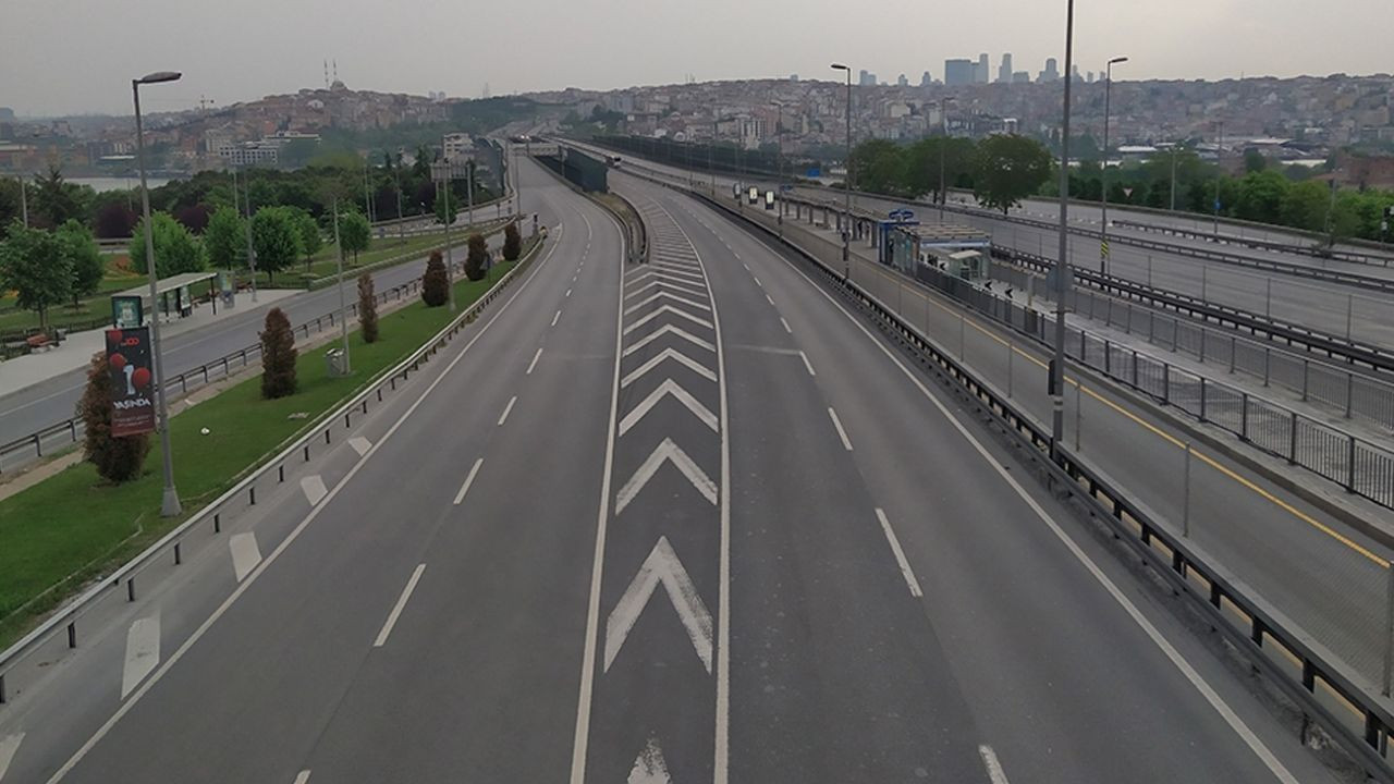 Son dakika... Sokağa çıkma yasağının ilk gününde İstanbul'da yollar ve meydanlar boş kaldı - Sayfa 8