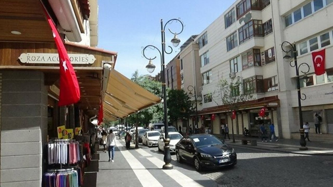Son dakika... Terörün izlerinin silindiği Sur’da esnaf iş yerlerini Türk bayrakları ile donattı - Sayfa 6
