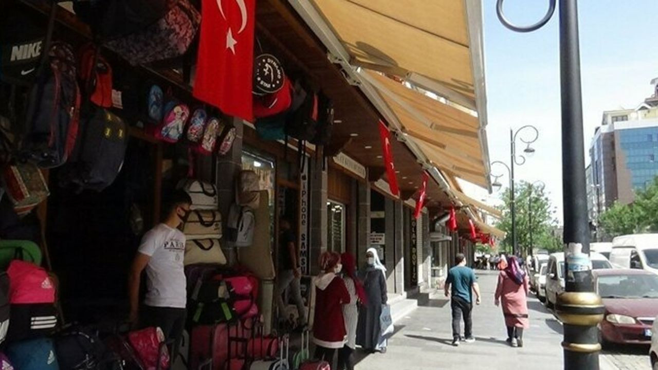 Son dakika... Terörün izlerinin silindiği Sur’da esnaf iş yerlerini Türk bayrakları ile donattı - Sayfa 7