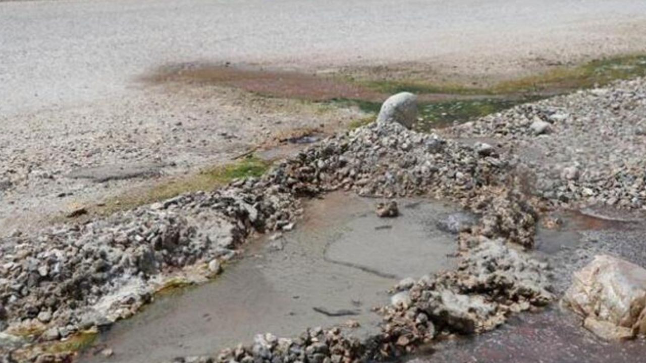 Son dakika... Karayolunun altından geçen sıcak su kaynağı asfaltı deldi - Sayfa 8