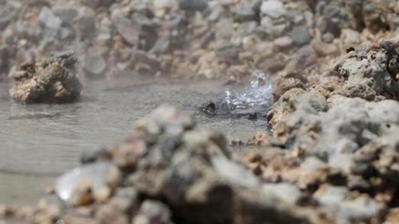 Son dakika... Karayolunun altından geçen sıcak su kaynağı asfaltı deldi - Sayfa 9