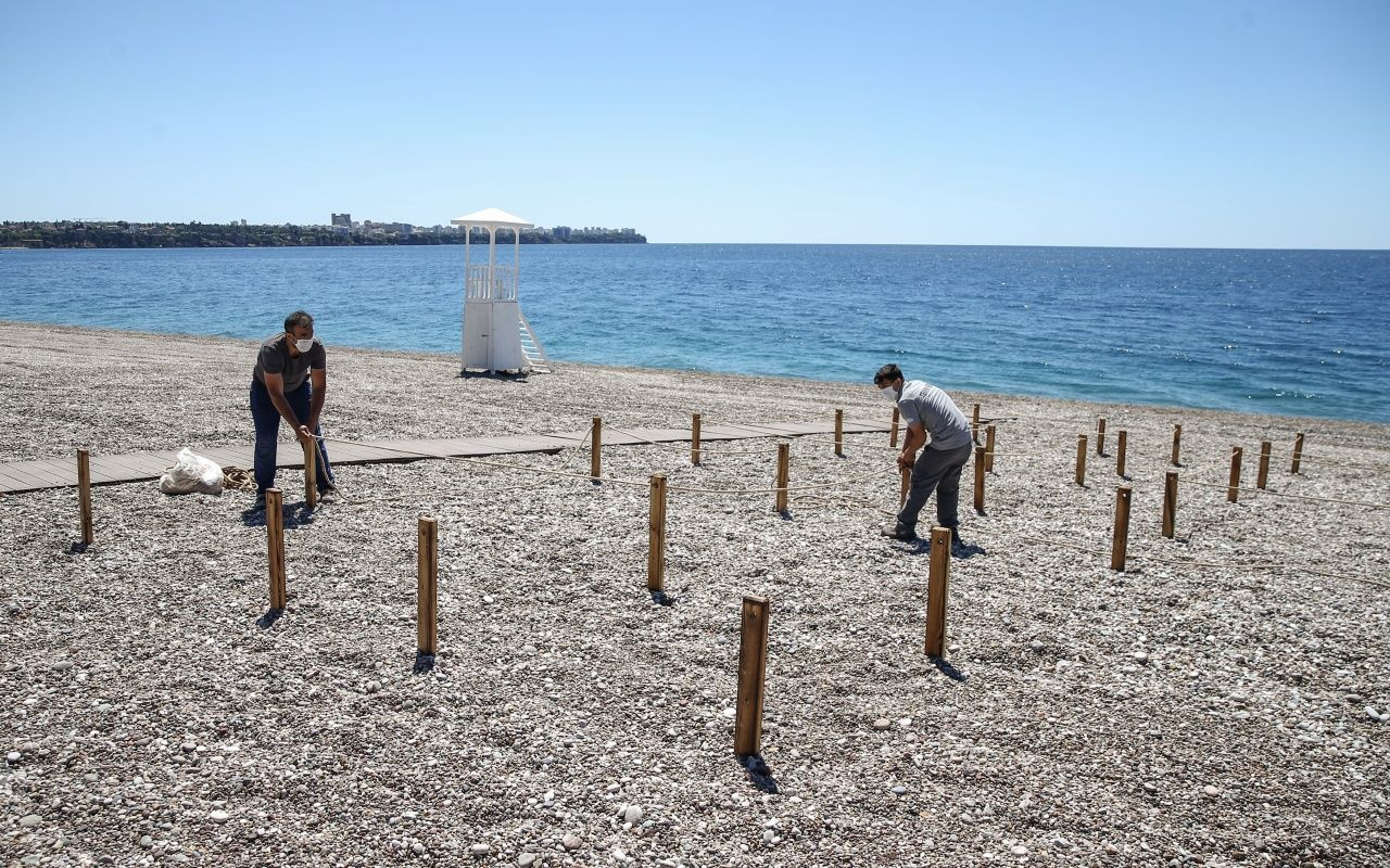 Sosyal mesafeli tatile hazırlık! Konyaaltı'nda hummalı çalışma başladı - Sayfa 11