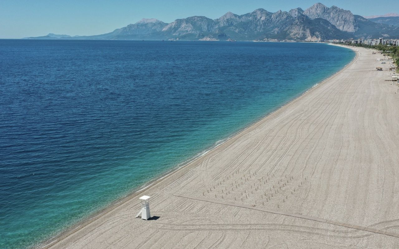 Sosyal mesafeli tatile hazırlık! Konyaaltı'nda hummalı çalışma başladı - Sayfa 16