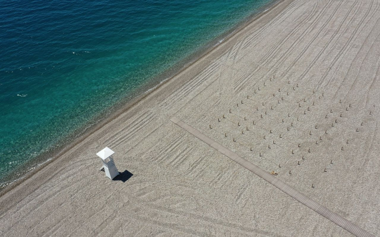 Sosyal mesafeli tatile hazırlık! Konyaaltı'nda hummalı çalışma başladı - Sayfa 14