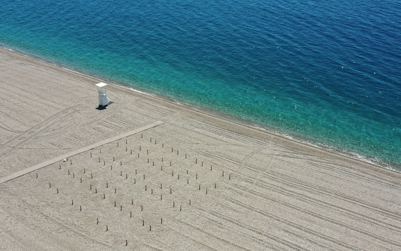 Sosyal mesafeli tatile hazırlık! Konyaaltı'nda hummalı çalışma başladı - Sayfa 17