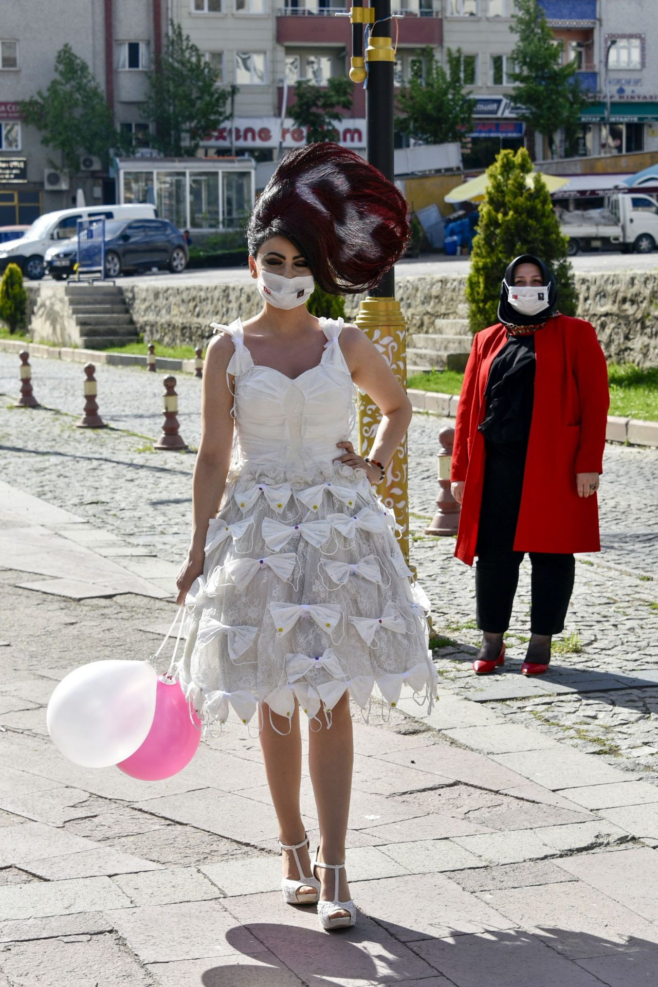 Koronaya karşı 'maskeli gelinlik' üretildi - Sayfa 13