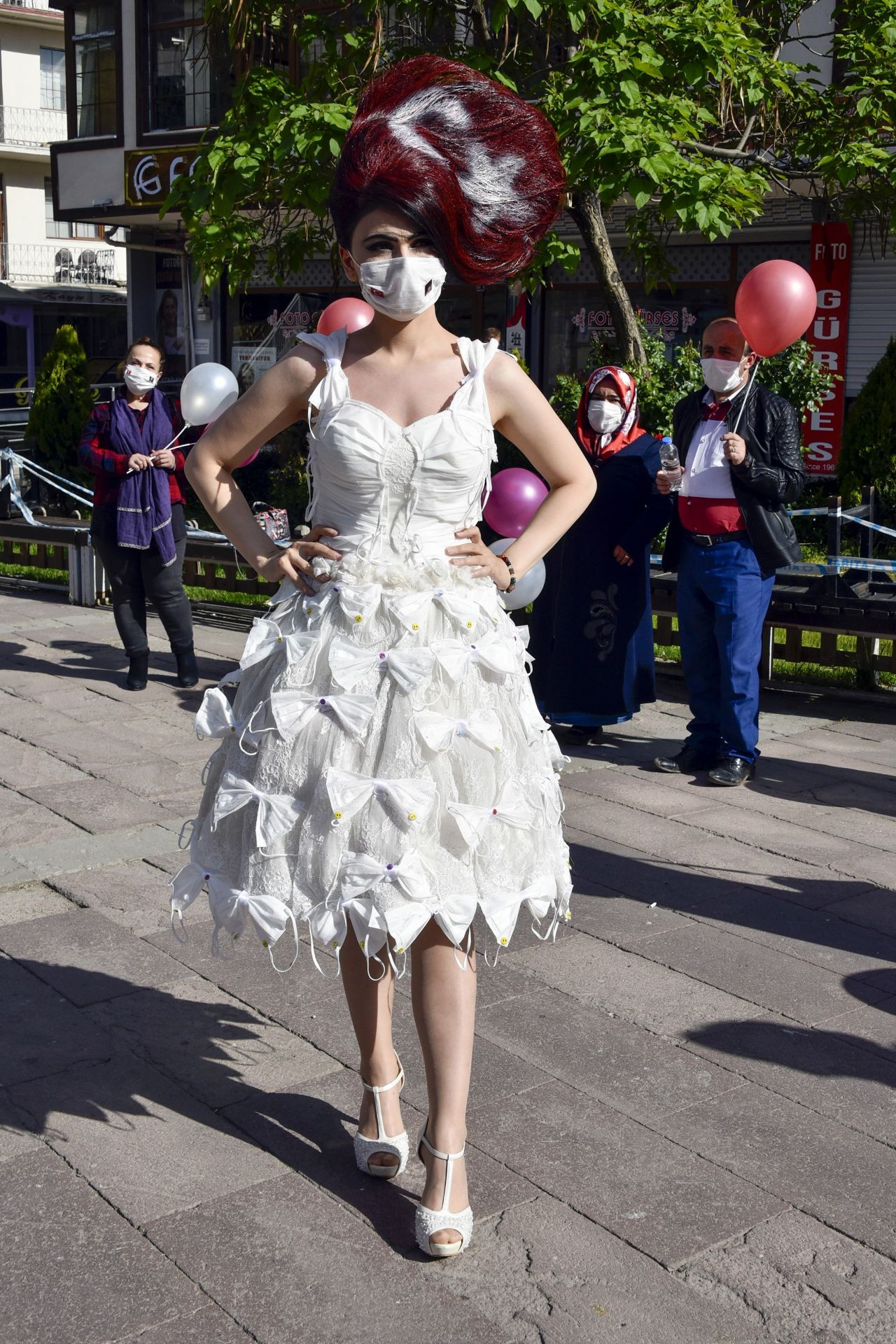 Koronaya karşı 'maskeli gelinlik' üretildi - Sayfa 12