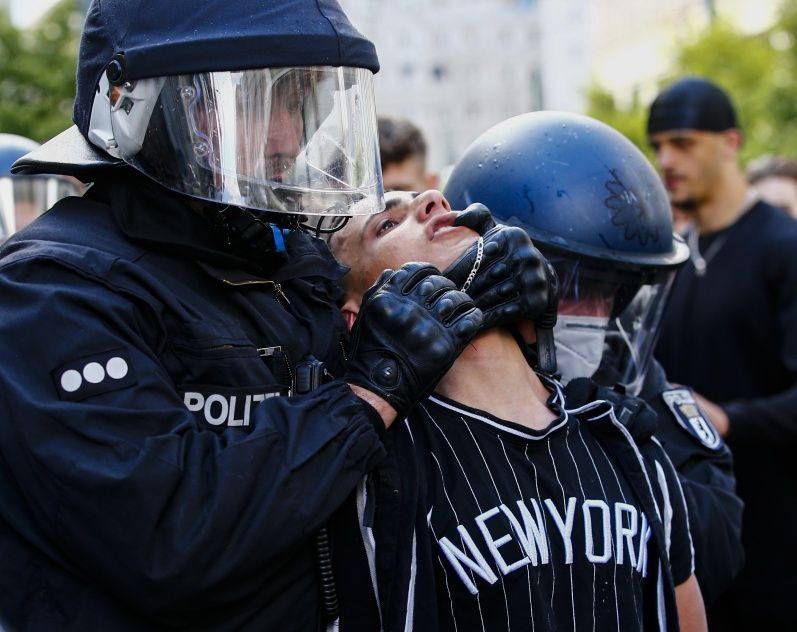 Floyd gösterisine polis müdahale etti - Sayfa 17