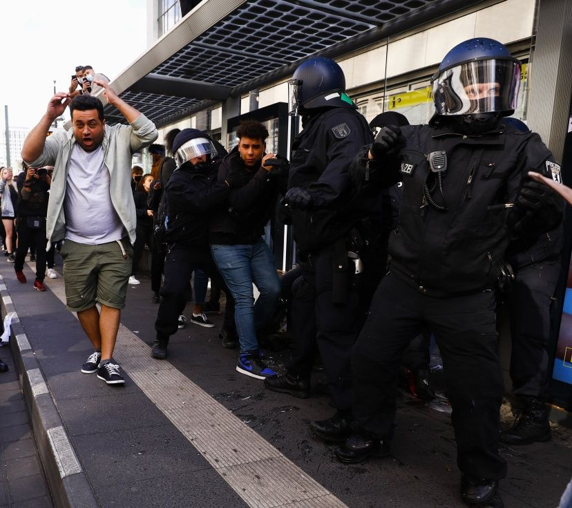 Floyd gösterisine polis müdahale etti - Sayfa 27