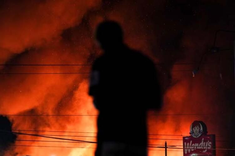 Polis, aracında uyuyan siyahiyi öldürdü - Sayfa 16