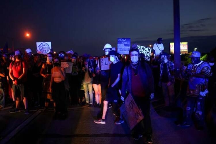 Polis, aracında uyuyan siyahiyi öldürdü - Sayfa 24