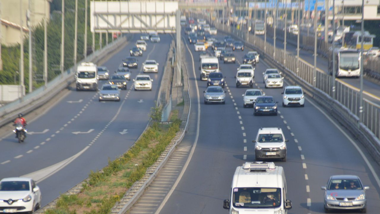 Normalleşmeyle birlikte metrobüslerde sosyal mesafe unutuldu - Sayfa 6